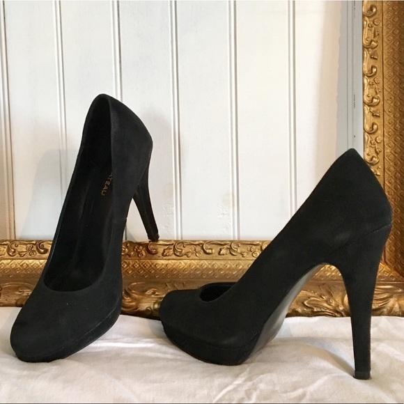 Le Chateau Black Suede Pump - Size 8 - Picture 1 of 6